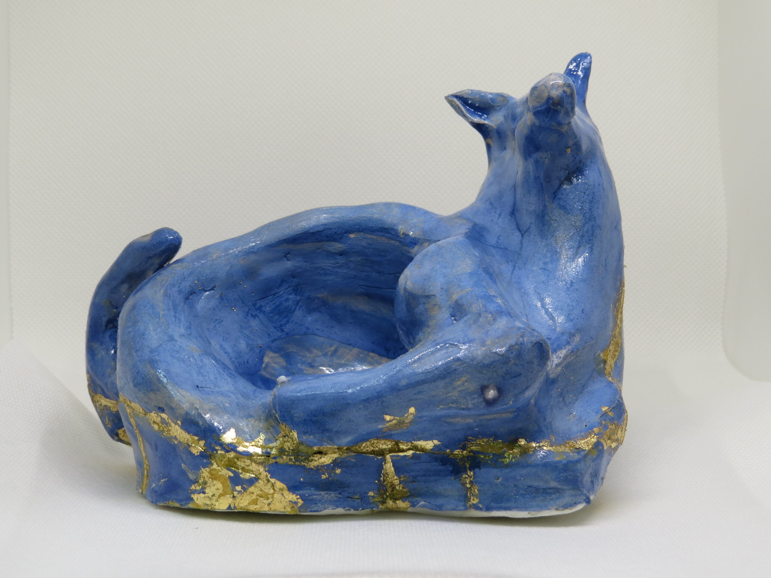 פסל כחול של סוס שבור